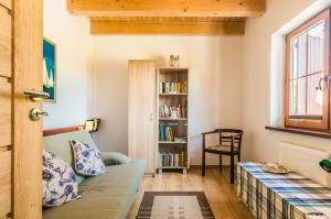 Komfortowy Leśny Dwór في شتوتوفو: غرفة معيشة مع أريكة ورف كتاب
