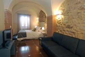 TV a/nebo společenská místnost v ubytování LA CASONA DE BAUTISTA 4 estrellas con piscina montanchez CACERES