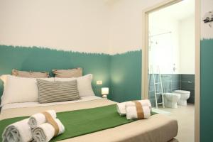 เตียงในห้องที่ BeachSide Rooms & Suites