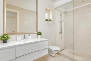 Bilik mandi di Apartment G621 - Lustica Bay +18 gambar
