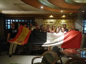 un grupo de personas con una gran bandera en Ciao Hotel Cairo, en El Cairo