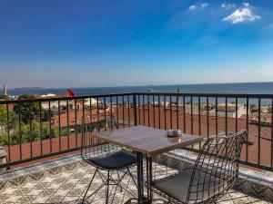 une table et des chaises sur un balcon avec l'océan dans l'établissement Sultanahmet Nu Hotel, à Istanbul