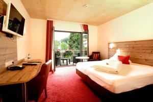 Postel nebo postele na pokoji v ubytování Hotel Waldblick + 37 fotografií