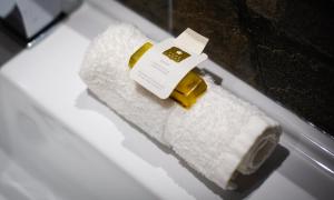 温德米尔Kotel Windermere的白色毛巾上放一瓶肥皂
