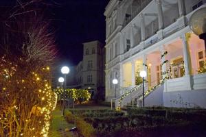 a street at night with christmas lights and a building at Appartementhaus Sellin in Ostseebad Sellin