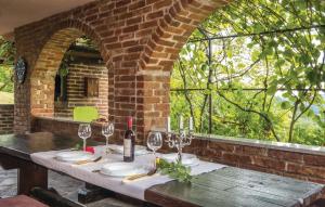 un tavolo con bicchieri da vino e una bottiglia di vino di Kuća za odmor Mila a Tuheljske Toplice