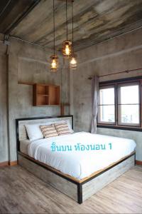 Uma cama ou camas num quarto em My Moon Loft Home Khaoyai