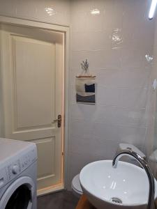 Ванная комната в InGeo Rooms in Tbilisi center +17 фотографий