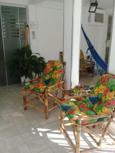un par de sillas sentadas una al lado de la otra en Pousada Formosa, en Porto Seguro
