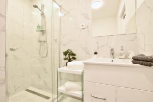 Kúpeľňa v ubytovaní Luxury Apartment by Hi5 - Havas Street + 28 fotografií
