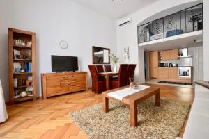 Televízia a/alebo spoločenská miestnosť v ubytovaní Luxury Apartment by Hi5 - Havas Street