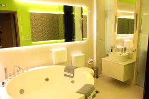 Koupelna v ubytování Oneiro Suites + 37 fotografií