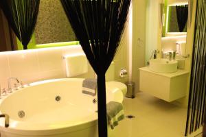 Koupelna v ubytování Oneiro Suites