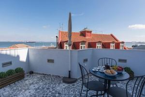 - un petit balcon avec une table et de la nourriture dans l'établissement Terrace & River View in Alfama, à Lisbonne
