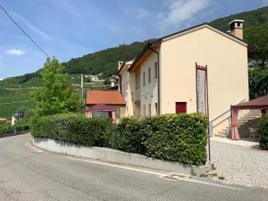 um edifício branco na berma de uma estrada em La Valdella em Valdobbiadene