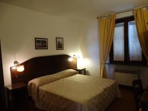 una camera d'albergo con letto e finestra di Agriturismo Il Cerreto a Bettona