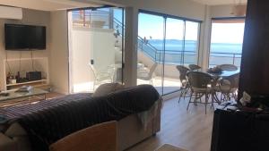 d'un salon avec un canapé et une table ainsi que d'un balcon. dans l'établissement Cobertura frente ao mar, à Florianópolis