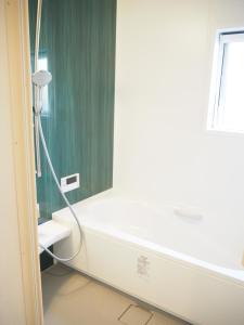 新潟市にあるGUEST HOUSE BOSTONSのバスルーム(バスタブ、シャワー付) +37枚の写真