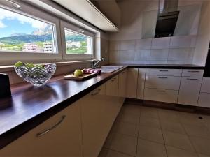 Kuchyň nebo kuchyňský kout v ubytování Apartment Makarska, panoramic sea & mountains view, Čuček