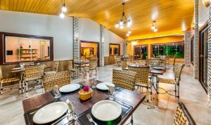 Um restaurante ou outro lugar para comer em Pousada Piuval