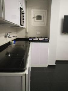 Een keuken of kitchenette bij Lovely apartment with side sea view located in the heart of the Alexandria