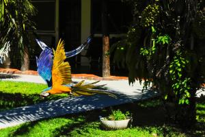 Um jardim no exterior de Pousada Piuval