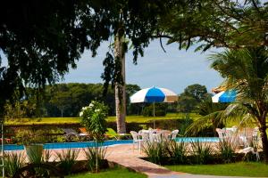 A piscina em ou perto de Pousada Piuval
