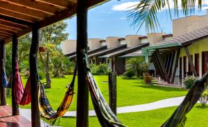 Um jardim no exterior de Pousada Piuval