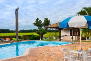 A piscina em ou perto de Pousada Piuval