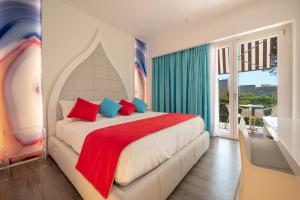 um quarto com uma cama com almofadas vermelhas e azuis em DIAMOND SUITE em Sorrento