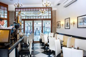 Ein Restaurant oder anderes Speiselokal in der Unterkunft Salvator Hotel 