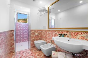 Koupelna v ubytování Maison Kalea + 25 fotografií
