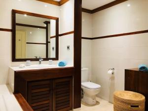 A bathroom at appartement Grand Baie île Maurice