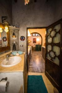 達哈布的住宿－波西米亞公寓，一间带水槽和柜台的浴室以及一间客房。