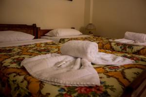 dwa łóżka z ręcznikami na górze w obiekcie Garden Apartment w Retimnie
