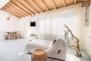 A television and/or entertainment centre at Die Zwei Brüder Art & Suites