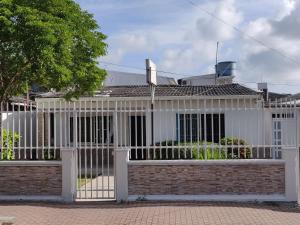 una cerca blanca frente a una casa en Posada Doña Rosa, en San Andrés