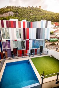 a building with a swimming pool in front of it at TRIPLEX CENTRO HISTORICO 2 in Jaén