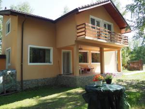a small house with a balcony and a patio at CASA VISTISOARA in Viştea de Sus