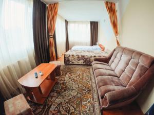 Un pat sau paturi într-o cameră la Pensiunea Apolka Panzió