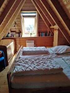 1 Schlafzimmer mit 2 Betten im Dachgeschoss in der Unterkunft Ferienhaus Anna in Dorum Neufeld