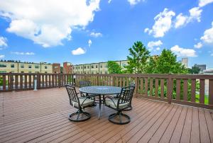 una mesa de patio y 2 sillas en una terraza en Modern 4BR Penthouse in Downtown by Hosteeva, en Nueva Orleans