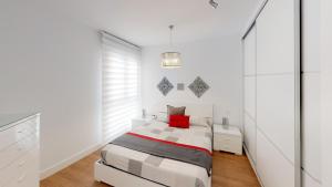 Suite Wagner في سانتا كروث دي تينيريفه: غرفة نوم بسرير ومخدة حمراء