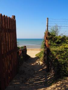 una valla en la playa con el océano en el fondo en Villa Floridia, en Pachino