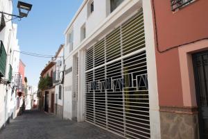un vicolo con persiane su un edificio di TRIPLEX CENTRO HISTORICO 2 a Jaén