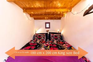 1 dormitorio con 1 cama en una habitación pequeña en K5 - The happy home in the Nightlife Zone, en Budapest