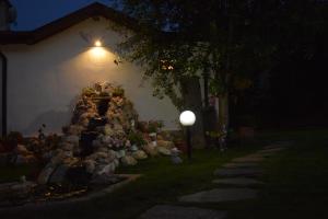 A garden outside Guest House Raiski Kаt