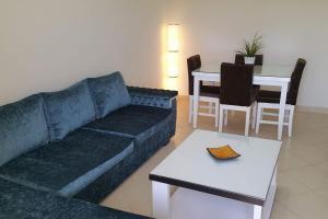 un soggiorno con un divano e un tavolo di One-bedroom apartment S2 in Vip Zone Sunny Lakes a Sharm El Sheikh