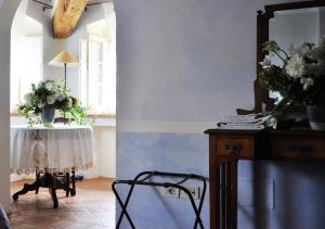 Il Casale del Duca في أوربينو: غرفة بجدران زرقاء وطاولة مع مرآة
