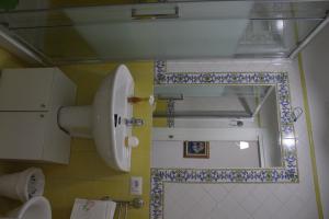 A bathroom at IL BORGO di Iaconti